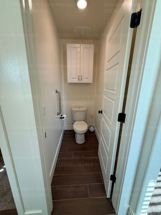 Building Photo - Spacious 4 bedroom/ 3 bathroom home