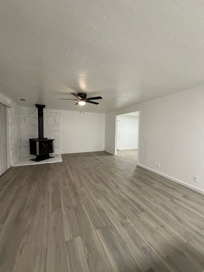 Building Photo - 14606 Riverside St