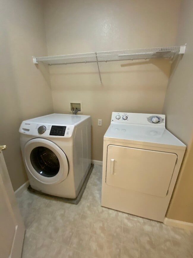 Building Photo - Dublin Tri Level Townhome 2 Br. 2.5 Ba. Tw...