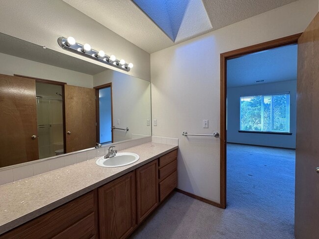 Building Photo - Welcome to this spacious and inviting single-family home w/fully fenced backyard! New Carpet Inst...