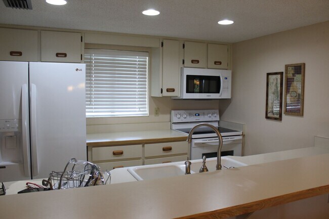 Building Photo - Furnished condo