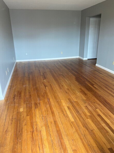 Building Photo - 6 Colonial Rd