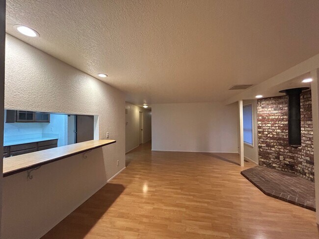 Building Photo - 5888 Shannon Ave