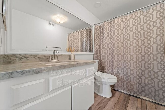 Building Photo - 2035 Lakeridge Cir