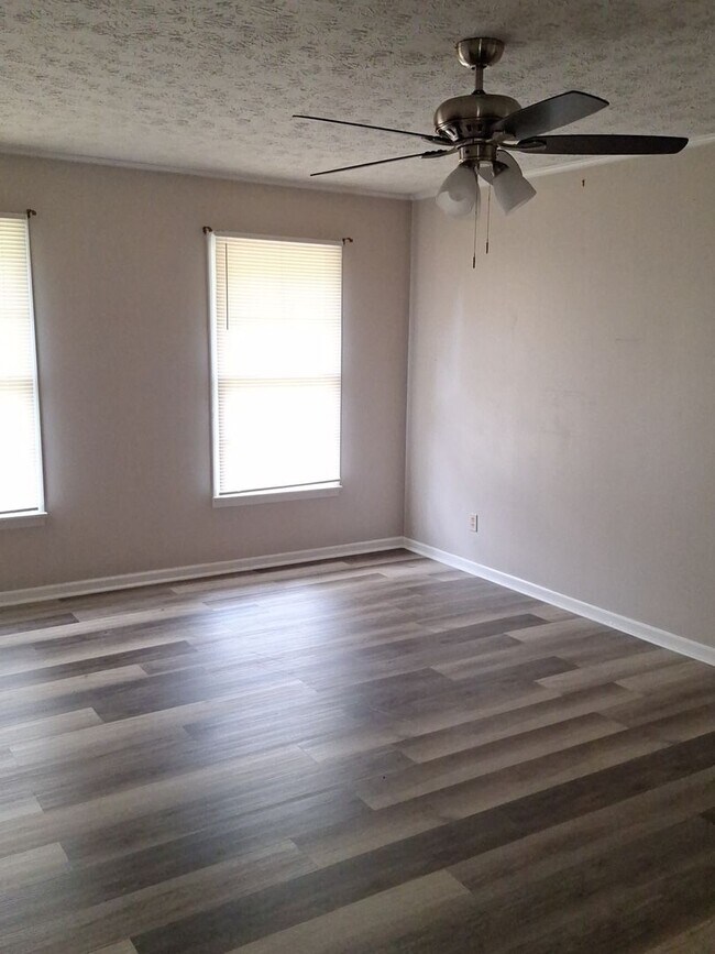 Building Photo - Charming Three Bedroom home available in Phenix City Al!