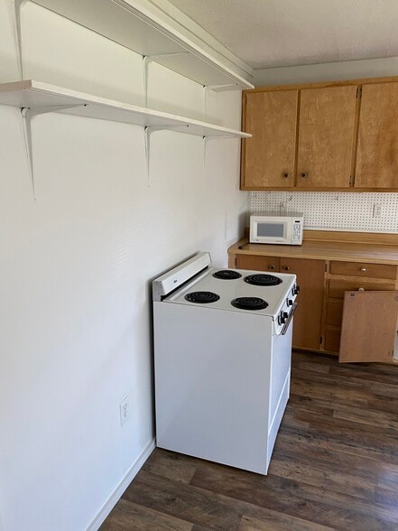 Electric Stove - 5510 State Hwy J