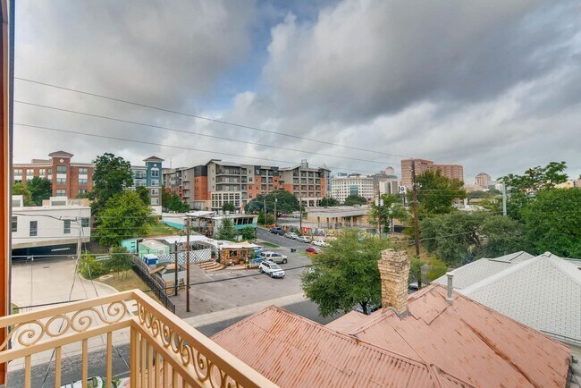 Building Photo - 906 Juniper St, Austin, Texas 78702