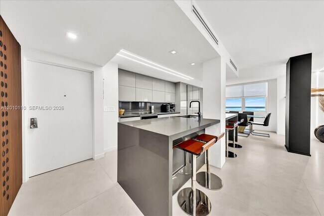 Building Photo - 1147 Hillsboro Mile