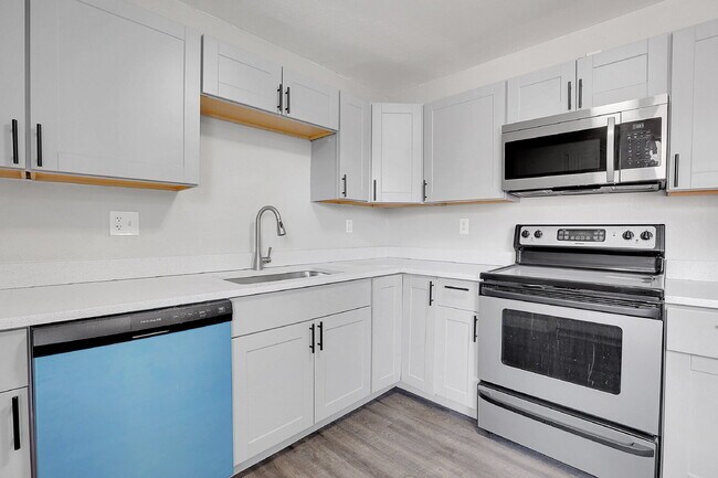 Building Photo - $1,345.00 - 2 Bed, 1 Bath Updated Unit in Denver with In Unit Laundry!
