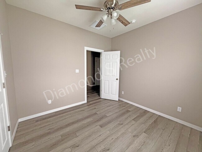Building Photo - 2124 N Bradbury Ln
