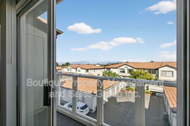 Building Photo - 30902 Club House Dr