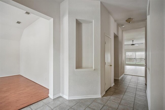 Building Photo - 16614 New Market Ln