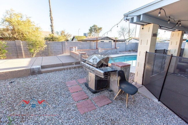 Building Photo - 1735 W Pampa Ave