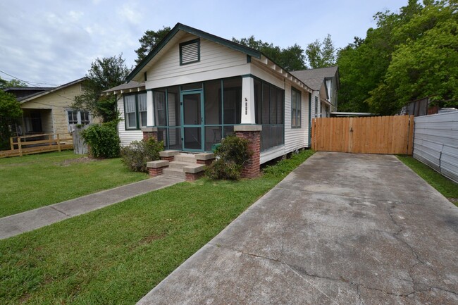 Building Photo - Vintage! Newly updated 3 bedroom, 2 bath h...