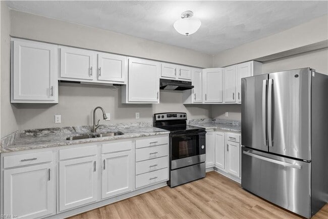 Building Photo - Updated Townhome in Virginia Beach
