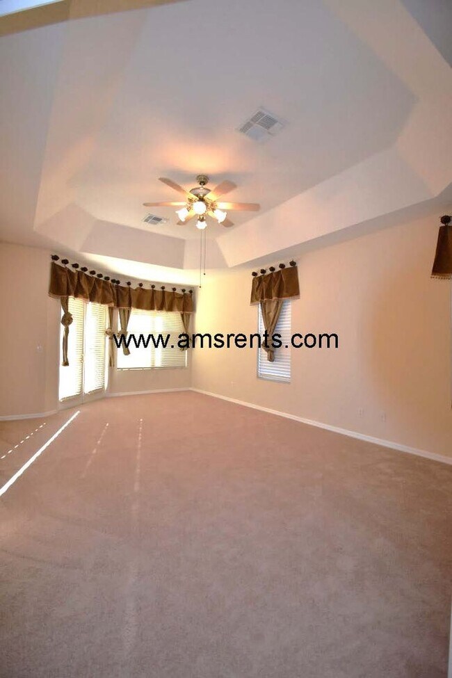 Building Photo - Spacious 5 bedroom home in Hunter Creek
