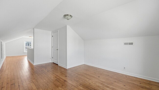 Building Photo - 3 bedroom White Oak home available NOW!