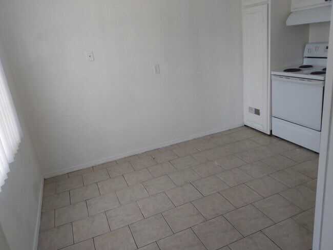 Building Photo - 3720 E Clay Ave