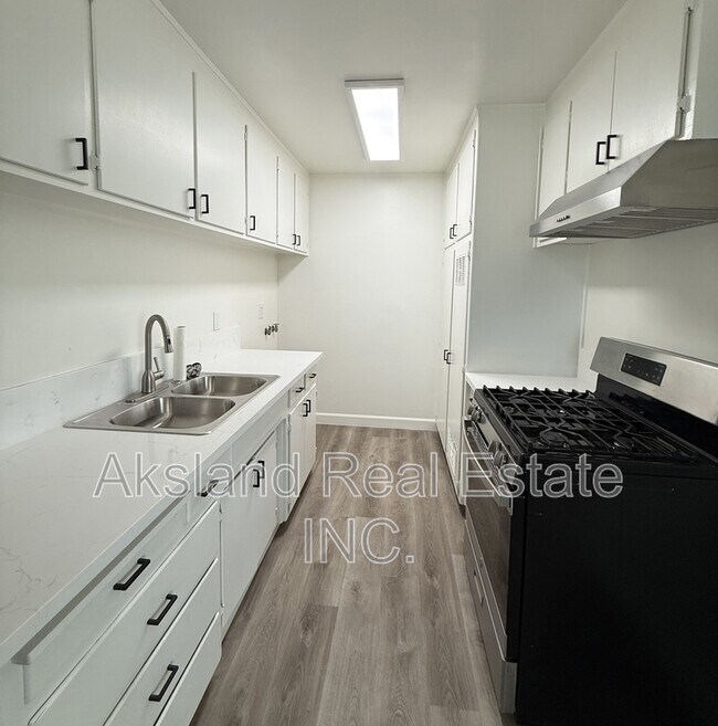 Building Photo - 4555 Davis Ave