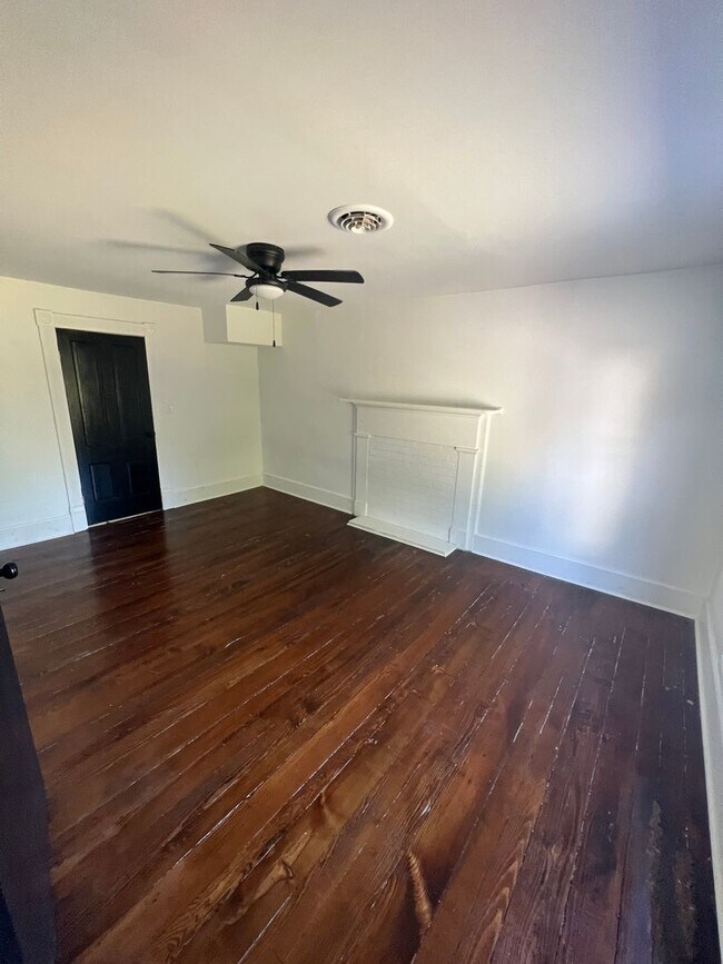 Building Photo - Great 4 Bedroom Minutes from Downtown