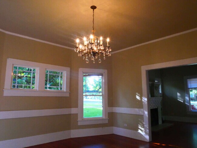 Building Photo - Downtown living on Main Street in beautiful, historic Elgin!