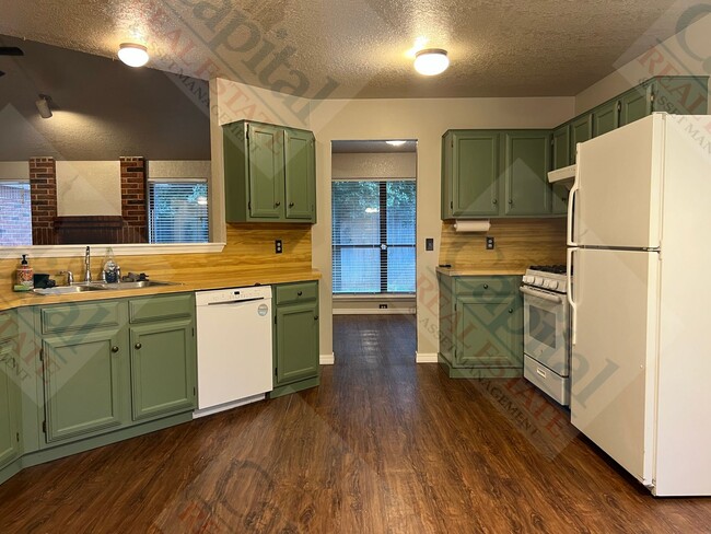 Building Photo - Charming 3 Bedroom
