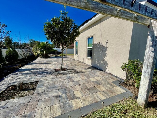 Building Photo - 33074 Sawgrass Parke Pl