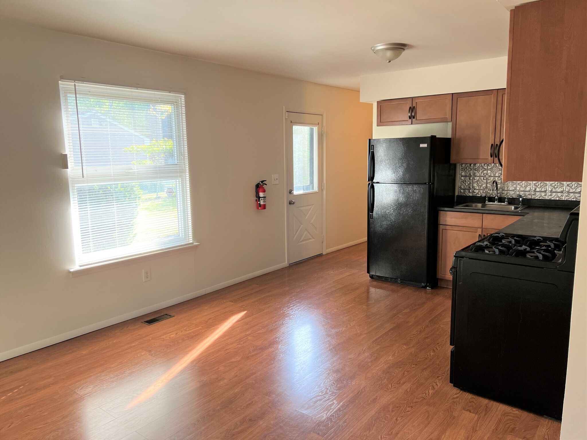Building Photo - 11 Woodland Rd