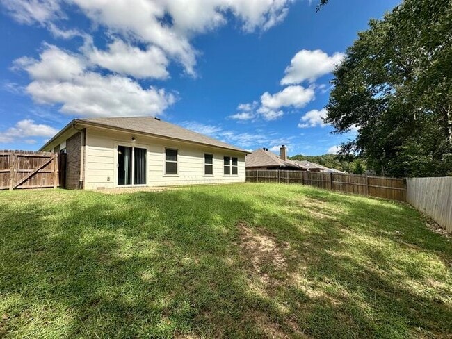 Building Photo - AVAILABLE NOW! Cozy 4 Bedroom2 Bath Home in West Tyler!