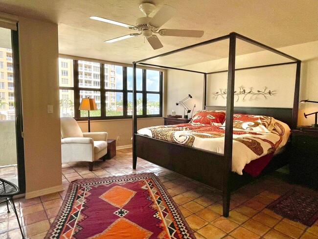 Building Photo - Sarasota Bay Penthouse