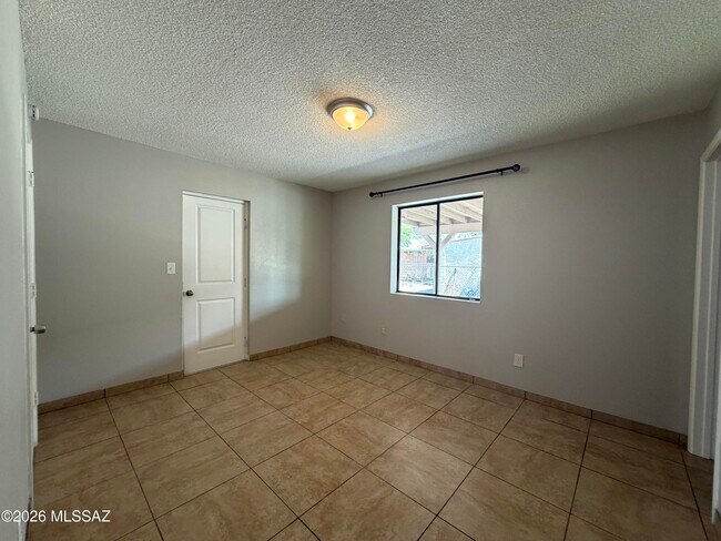 Building Photo - 1354 W Sonora St