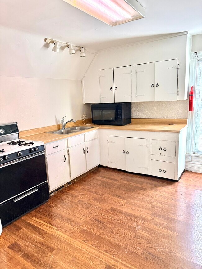 Building Photo - 674 St Charles St