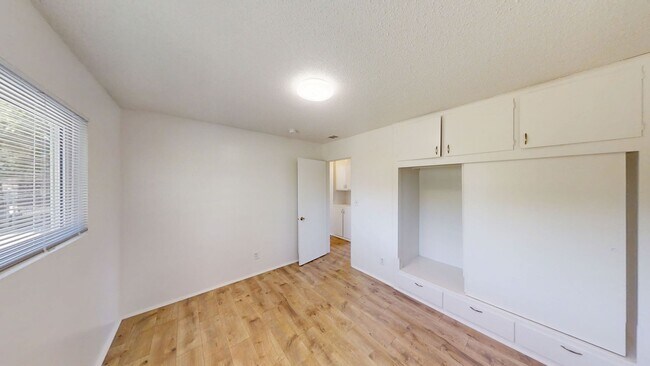 Building Photo - 12214-16 Custer St