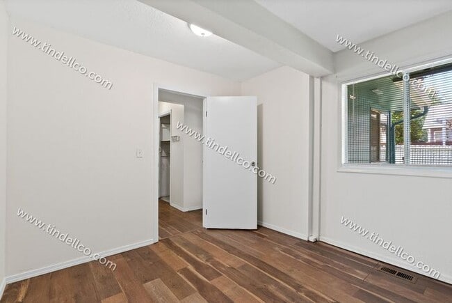 Building Photo - Darling Two Bedroom With Large Fenced Yard, Quick Access to Jackson Middle School and I5.