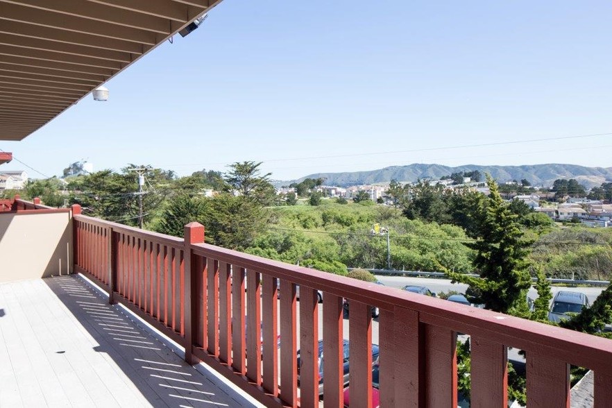 Expansive views to the bay and east bay hillsides - Skyline Vista