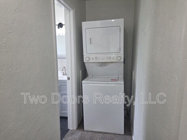 Building Photo - 222 W Fairchild Dr