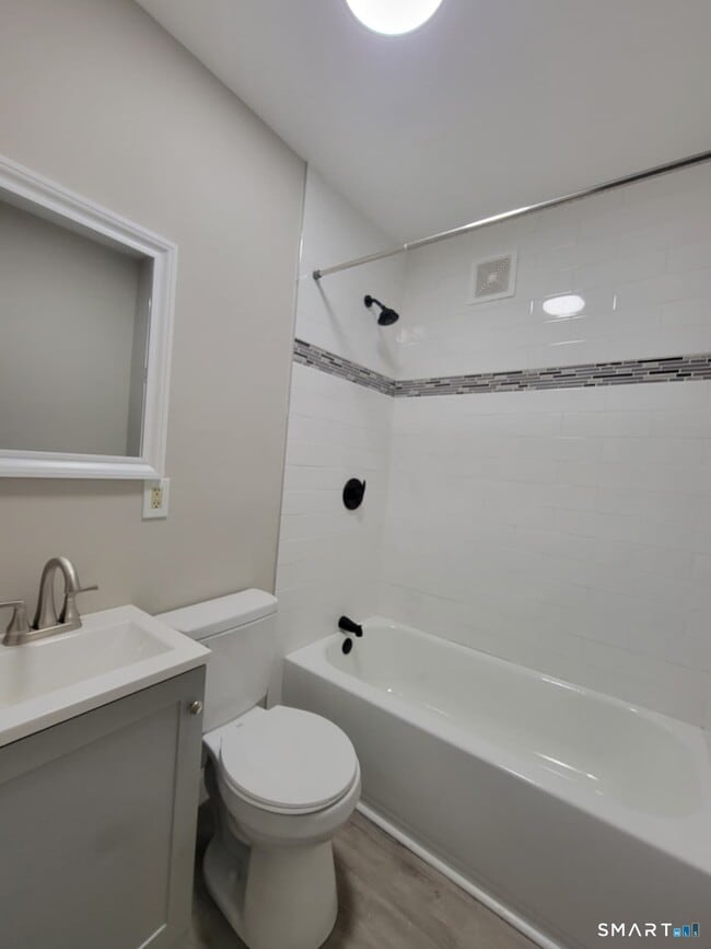 Building Photo - 187 Hart St