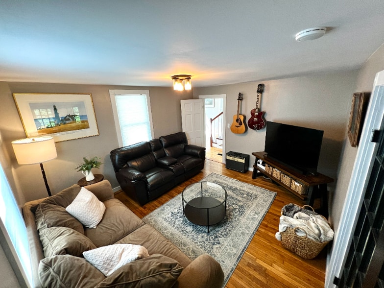 Building Photo - 252 Windsor St