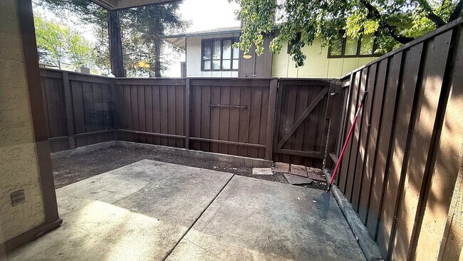 Building Photo - 1701 Mahogany Way