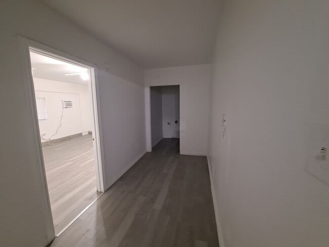 Building Photo - Amazing 3/2 with Garage Conversion Ready For Move In