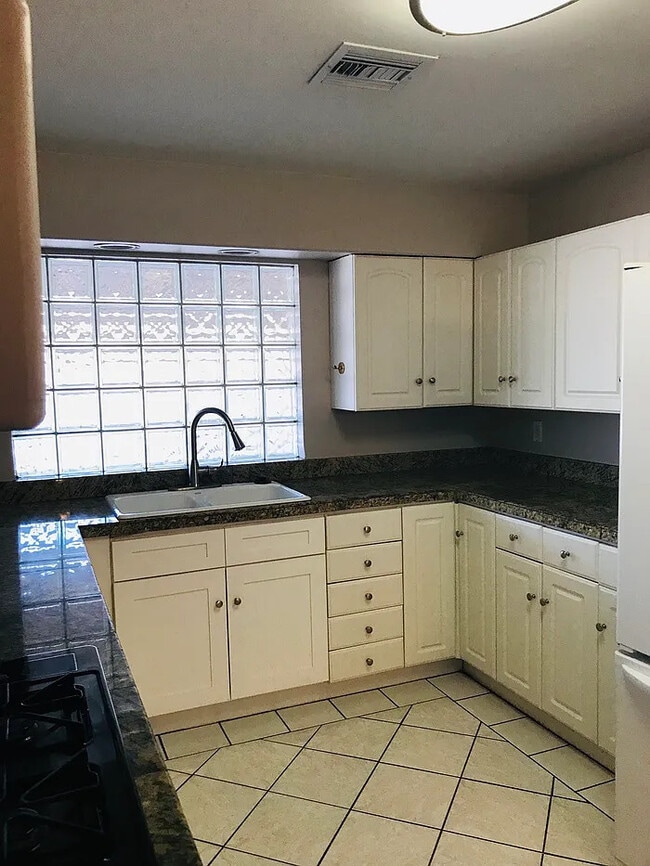 Building Photo - Beautiful 3 bedroom home