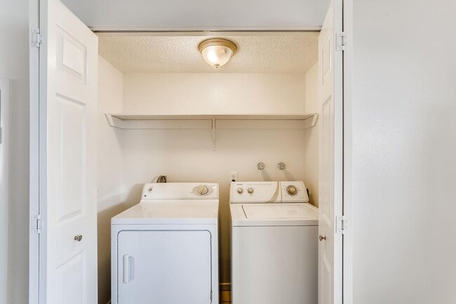 Building Photo - ADORABLE TOWN HOME with BALCONY and a GREAT SIZE PATIO/"BACKYARD"