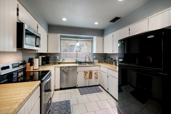 Building Photo - 2607 Lone Summit St