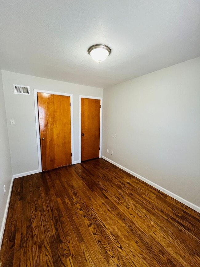 Building Photo - Adorable 3 bedroom 1 bath home!   Close to...