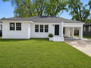 Building Photo - 233 Roma Dr