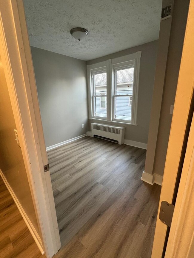 Building Photo - Newly Renovated 3 Bedroom Apartment