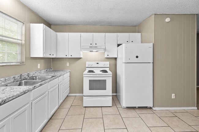 Building Photo - 1611 Jones St