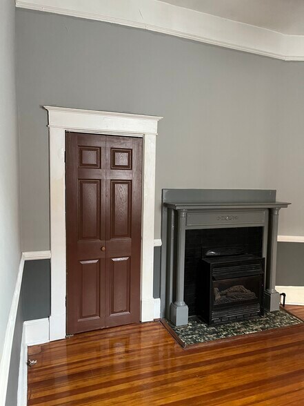 Building Photo - 291 W Main St