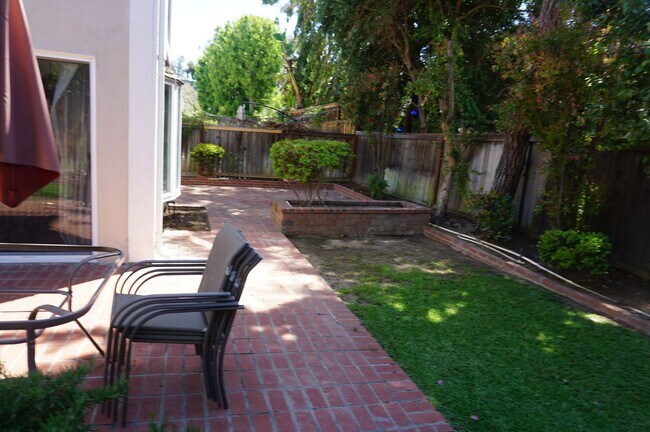 Building Photo - Stunning 4 Bedroom 2.5 Bath Home with Offi...