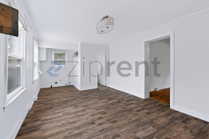 Building Photo - Unit